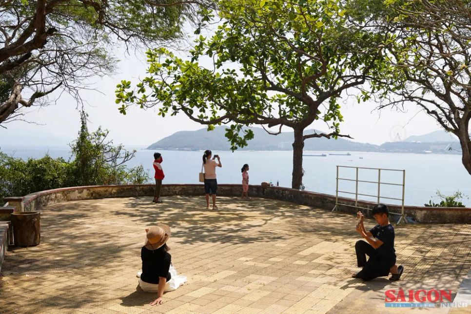 Du khách chụp ảnh tại sân trước tòa Nghinh Phong, mặt đối diện đảo Hòn Tre