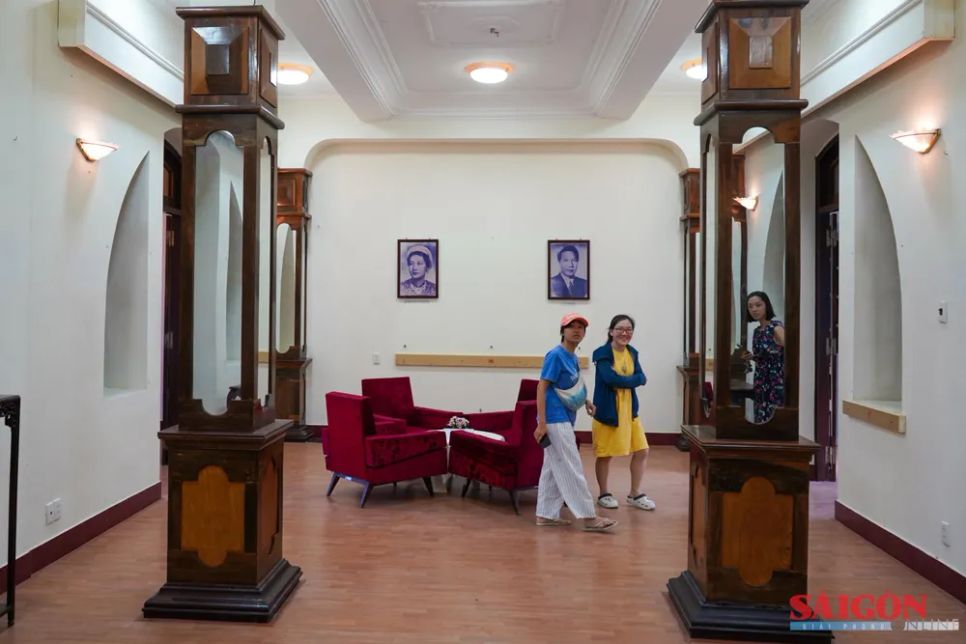 Khách tham quan hình ảnh, hiện vật bên trong tầng 1 căn biệt thự Nghinh Phong