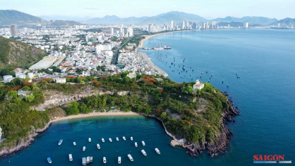 Khu di tích biệt thự Cầu Đá (lầu Bảo Đại) nằm trên núi Cảnh Long (phường Nha Trang)