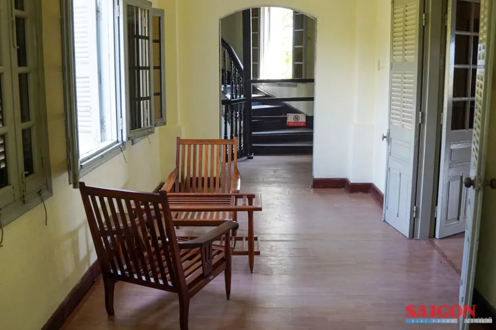 Khu vực hành lang tầng 2 biệt thự Nghinh Phong. Ảnh: HIẾU GIANG