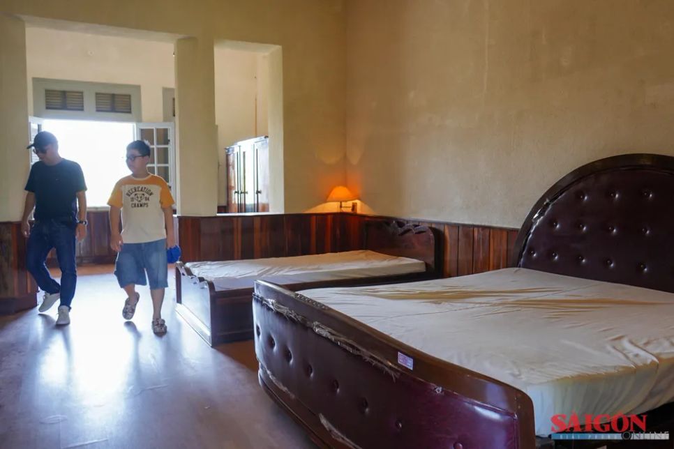 Phòng ngủ của Vua Bảo Đại tại tầng 2 biệt thự Nghinh Phong, đang trưng bày giường, tủ quần áo, bàn trang điểm...