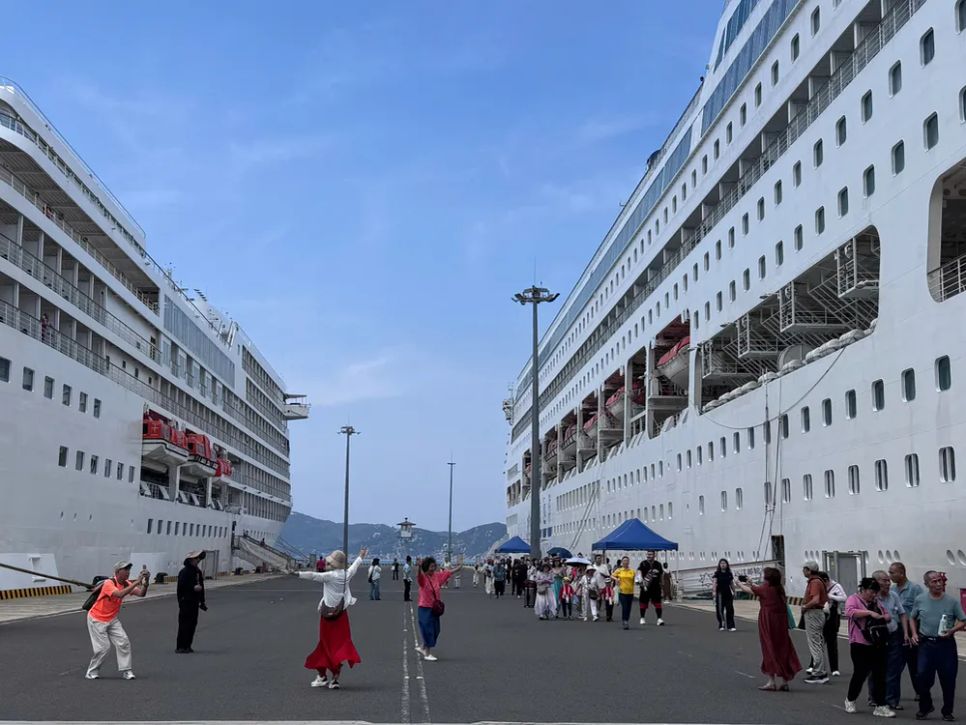 2 tàu biển quốc tế Piano Land và Seven Seas Navigator cùng cập Cảng quốc tế Cam Ranh