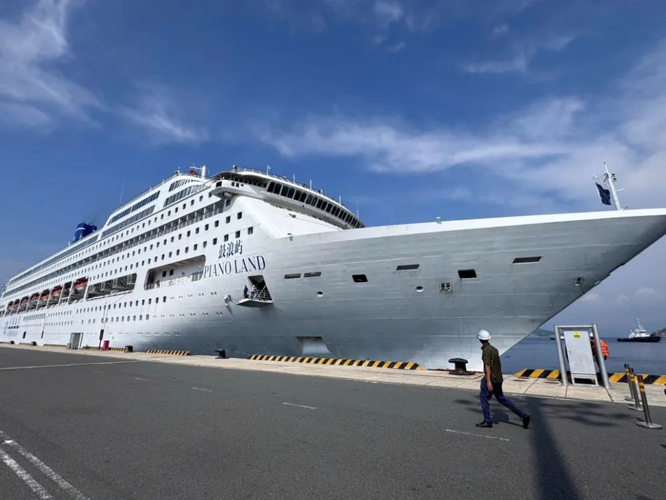 Tàu Piano Land chở hơn 1.600 du khách đến với Khánh Hòa