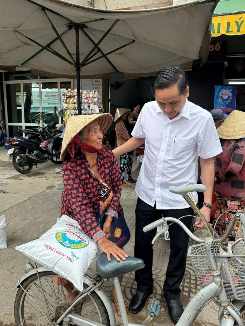 Lãnh đạo XSKT Hậu Giang thăm hỏi và động viên người bán vé số dạo