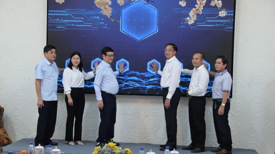 Các đại biểu thực hiện nghi thức phát động Tháng An toàn Vệ sinh lao động.