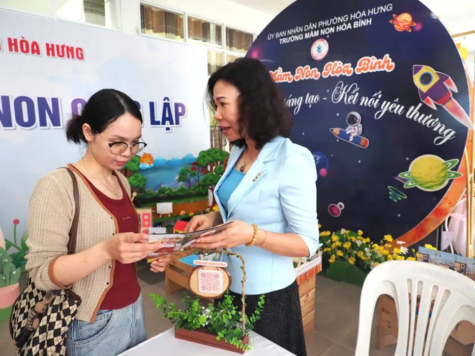 Phụ huynh tham gia Ngày hội tư vấn tuyển sinh đầu cấp năm học 2026-2027 do UBND phường Hòa Hưng (TPHCM) tổ chức