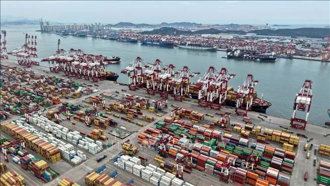 Quang cảnh cảng hàng hóa tại Thanh Đảo, tỉnh Sơn Đông, Trung Quốc. Ảnh: THX/TTXVN