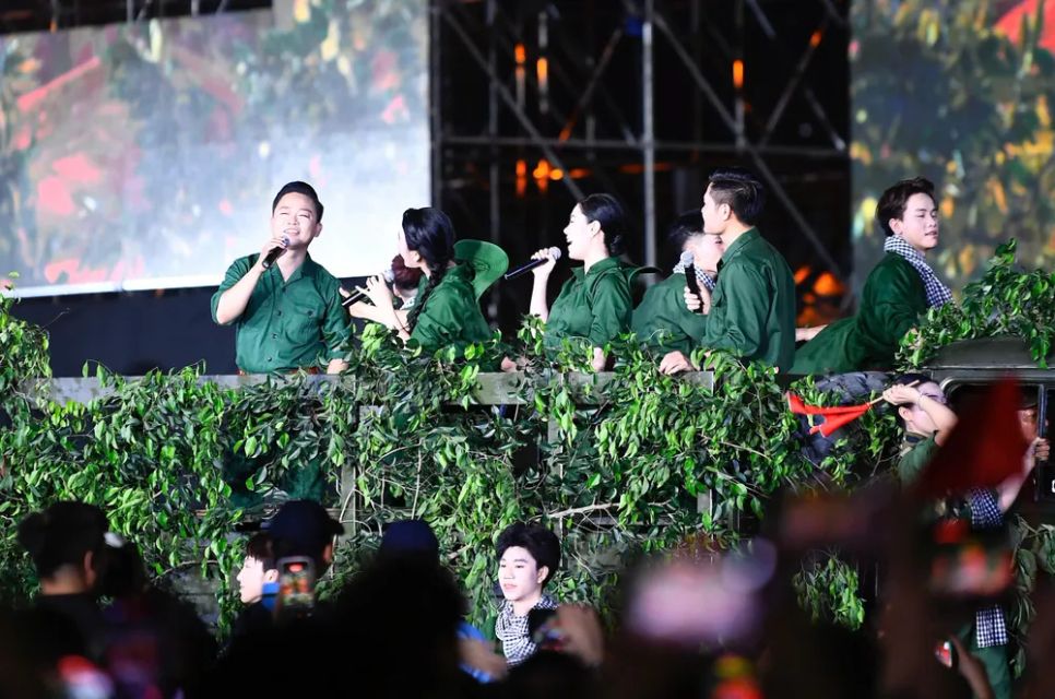 Phần trình diễn liên khúc<i> Tình em - Cô gái mở đường - Đường Trường Sơn xe anh qua </i>