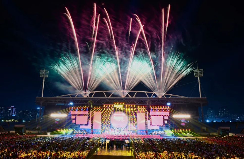 Pháo hoa rực sáng tại sân vận động Mỹ Đình