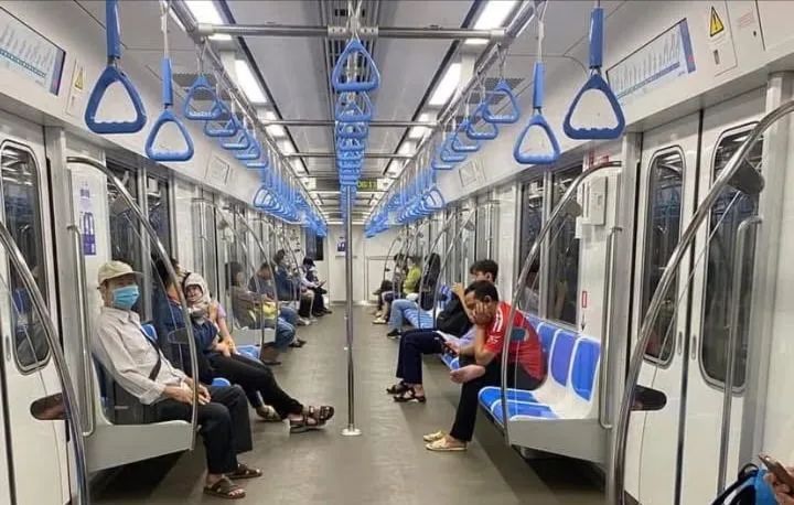 Hành khách đi metro Bến Thành - Suối Tiên. Ảnh: QUỐC HÙNG