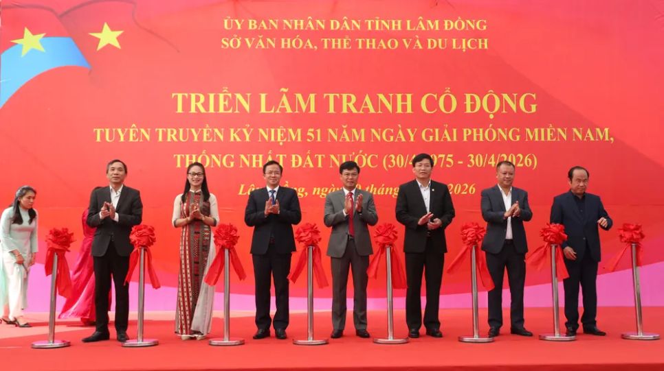 Các đại biểu cắt băng khai mạc triển lãm