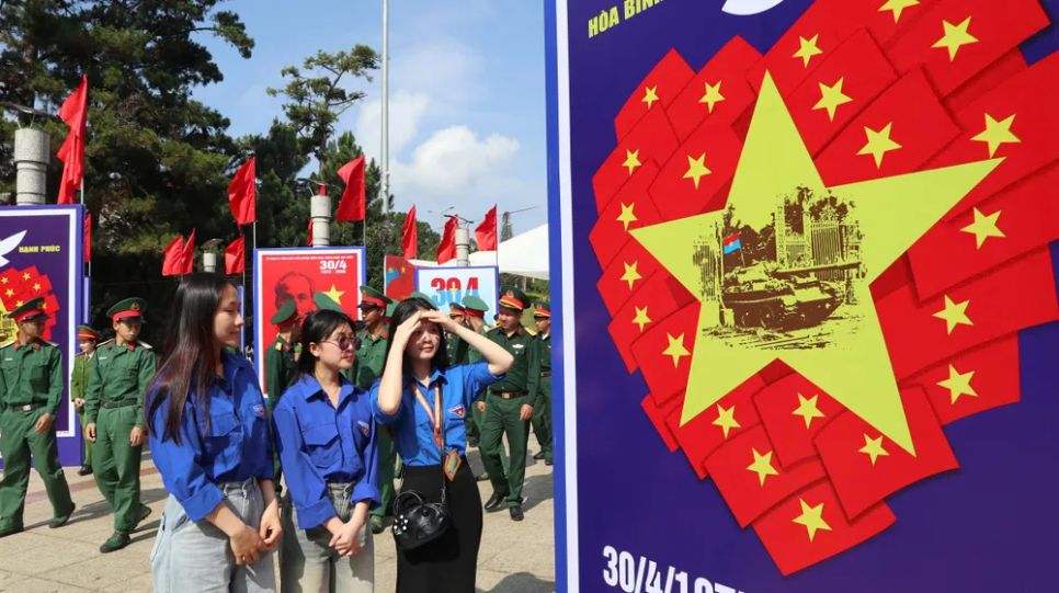 Triển lãm tranh cổ động kỷ niệm 51 năm Ngày Giải phóng miền Nam, thống nhất đất nước