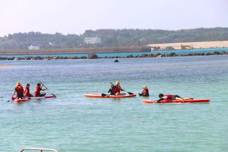 Dịch vụ chèo SUP thu hút du khách tham gia trải nghiệm. Ảnh: TIẾN THẮNG