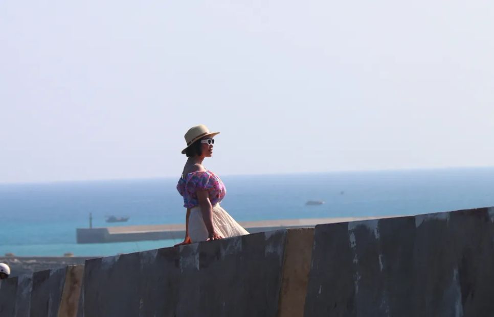 Du khách ghi lại những khoảnh khắc tuyệt đẹp khi đến với đảo Phú Quý. Ảnh: TIẾN THẮNG