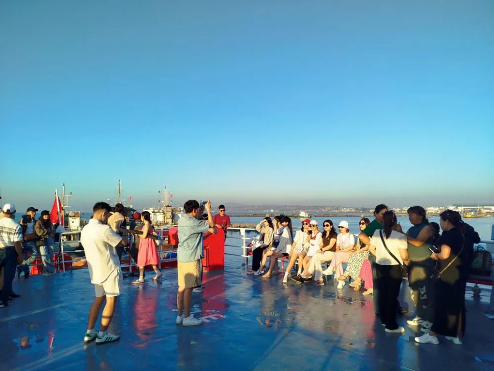 Du khách lên tàu cao tốc từ đất liền để ra đảo Phú Quý. Ảnh: TIẾN THẮNG