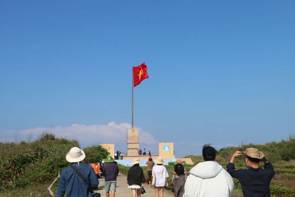 Du khách tham quan Cột cờ chủ quyền Phú Quý. Ảnh: TIẾN THẮNG