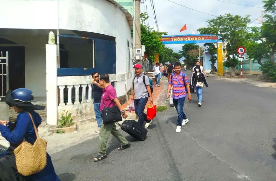 Du khách tự do khám phá đảo Phú Quý. Ảnh: TIẾN THẮNG