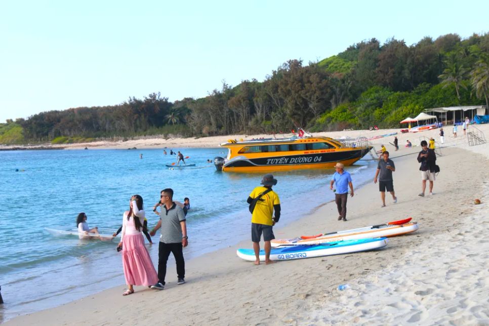 Hòn Tranh với các bãi biển hoang sơ. Ảnh: TIẾN THẮNG