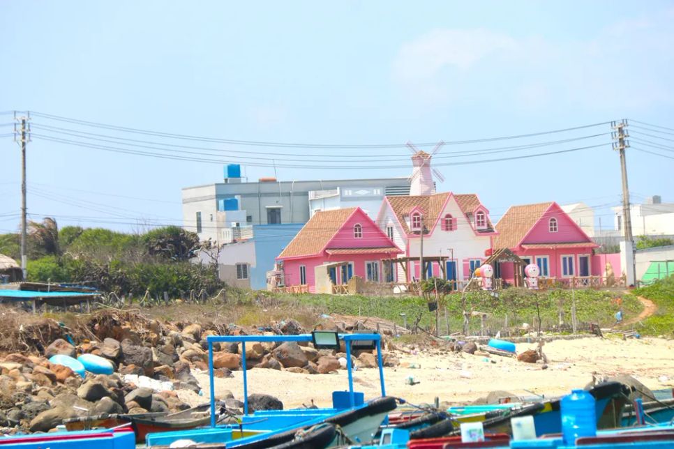 Nhiều khách sạn, homestay trên đảo hiện đã kín phòng. Ảnh: TIẾN THẮNG