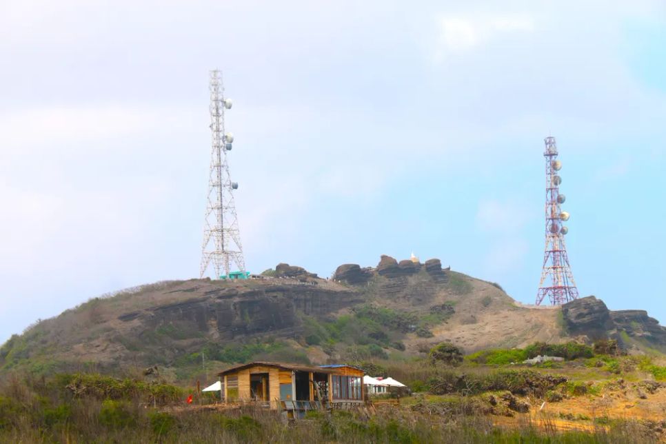 Núi Cao Cát và chùa Linh Sơn trên đảo Phú Quý. Ảnh: TIẾN THẮNG