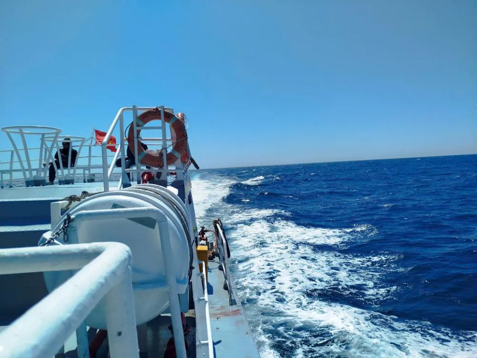 Từ đất liền (cảng Phan Thiết), du khách chỉ mất khoảng 2,5 giờ để ra tới đảo Phú Quý. Ảnh: TIẾN THẮNG