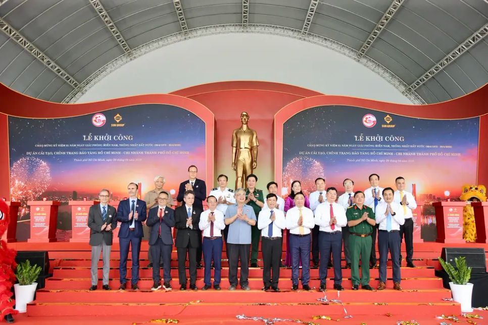 Các đại biểu tham dự lễ khởi công. Ảnh: DŨNG PHƯƠNG