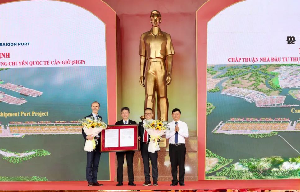 Đồng chí Võ Văn Minh thay mặt lãnh đạo TPHCM trao quyết định chấp thuận Nhà đầu tư Dự án Cảng trung chuyển quốc tế Cần Giờ. Ảnh: DŨNG PHƯƠNG
