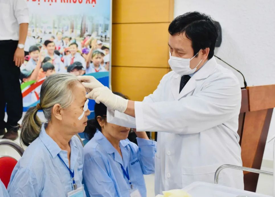 Các bác sĩ tháo băng cho bệnh nhân vừa được phẫu thuật mắt.