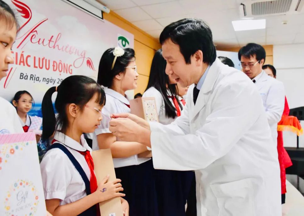 Các em học sinh mắc tật khúc xạ được trao tặng mắt kính.