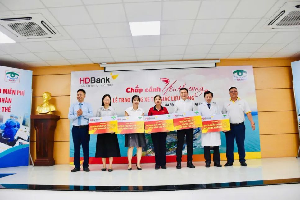 HDBank tài trợ phẫu thuật mắt miễn phí cho bệnh nhân nghèo và mắt kính cho học sinh mắc tật khúc xạ.