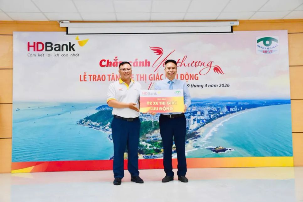 Ông Trần Kiên Nghị, Giám đốc HDBank Vũng Tàu trao tặng 2 