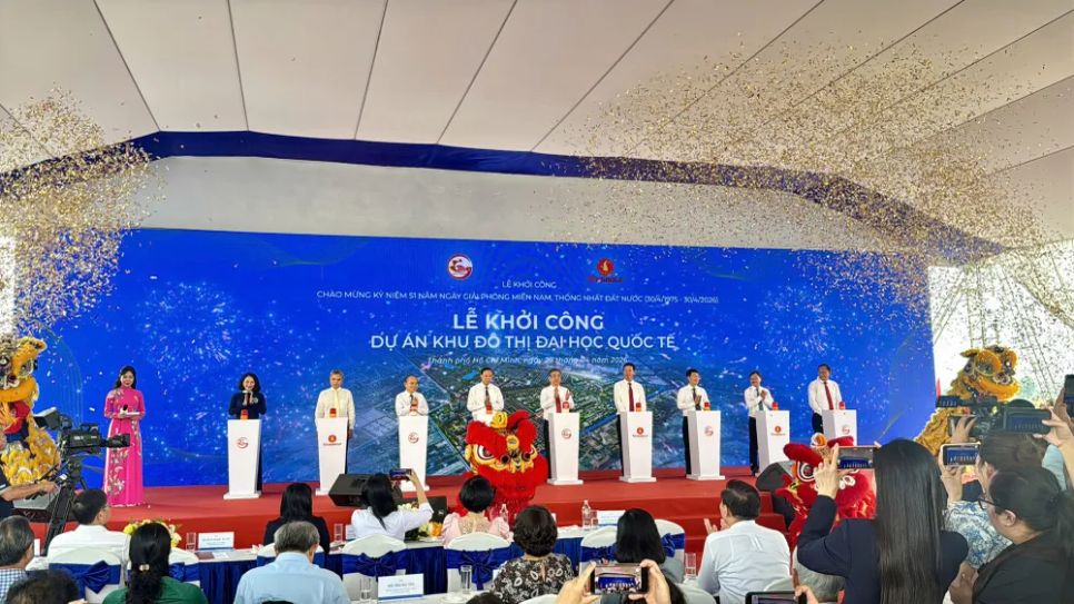 Các đại biểu bấm nút khởi công dự án.