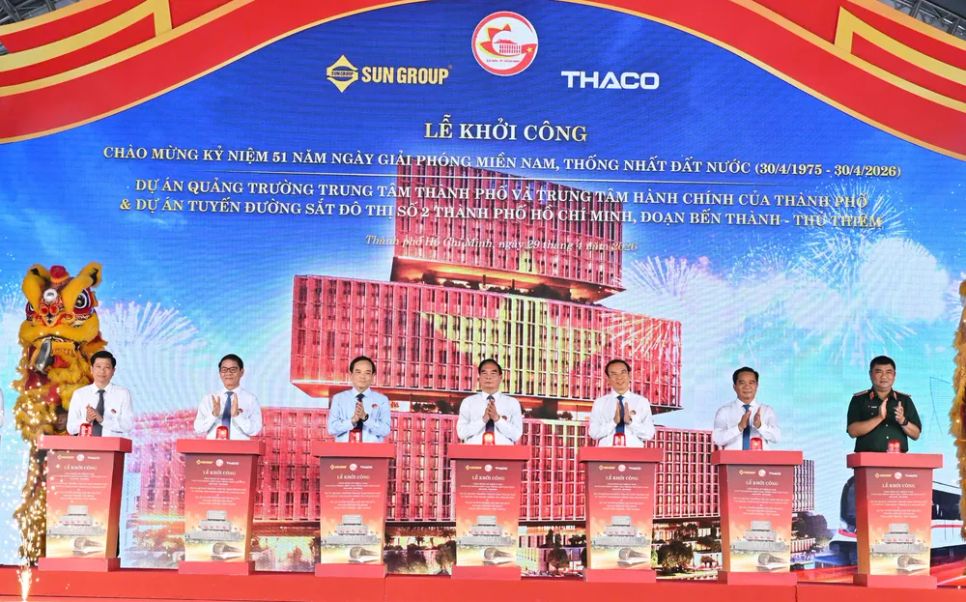 Các đồng chí lãnh đạo, nguyên lãnh đạo Đảng, Nhà nước và TPHCM, cùng đại biểu thực hiện nghi thức khởi công dự án. Ảnh: VIỆT DŨNG