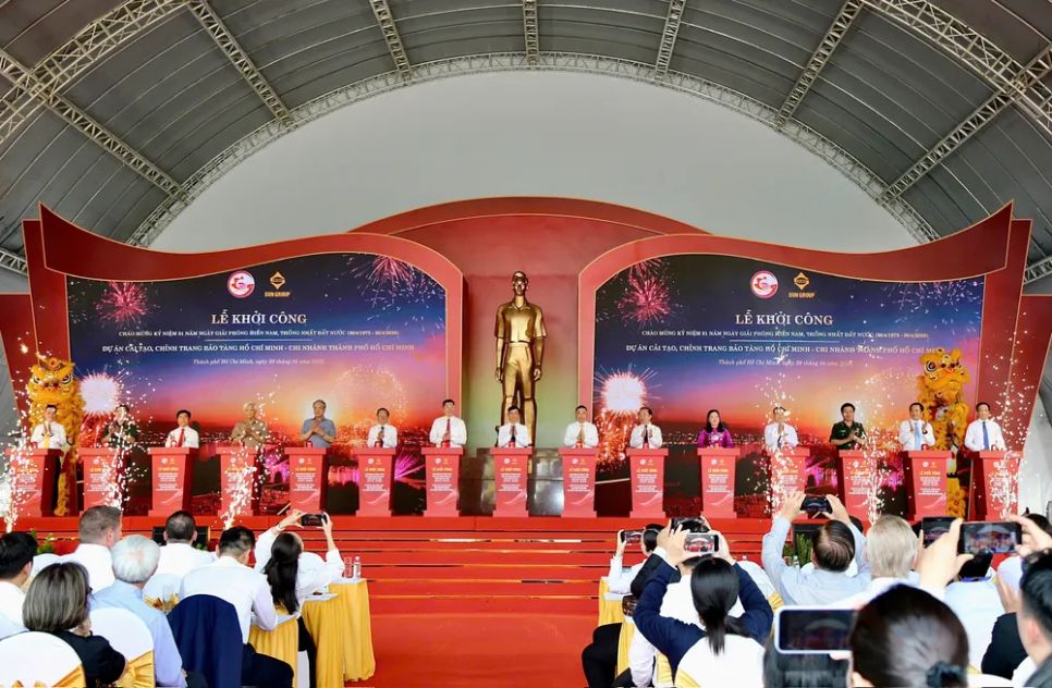 Lãnh đạo TPHCM cùng các đại biểu, khách mời thực hiện nghi thức bấm nút khởi công dự án. Ảnh: DŨNG PHƯƠNG