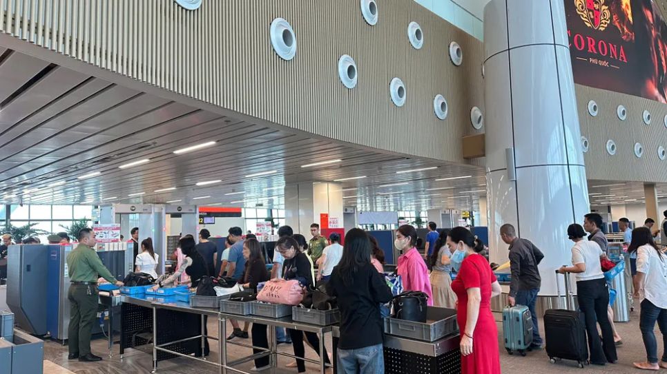 Hành khách qua cửa kiểm tra an ninh tại nhà ga T3, sân bay Tân Sơn Nhất. Ảnh: QUỐC HÙNG