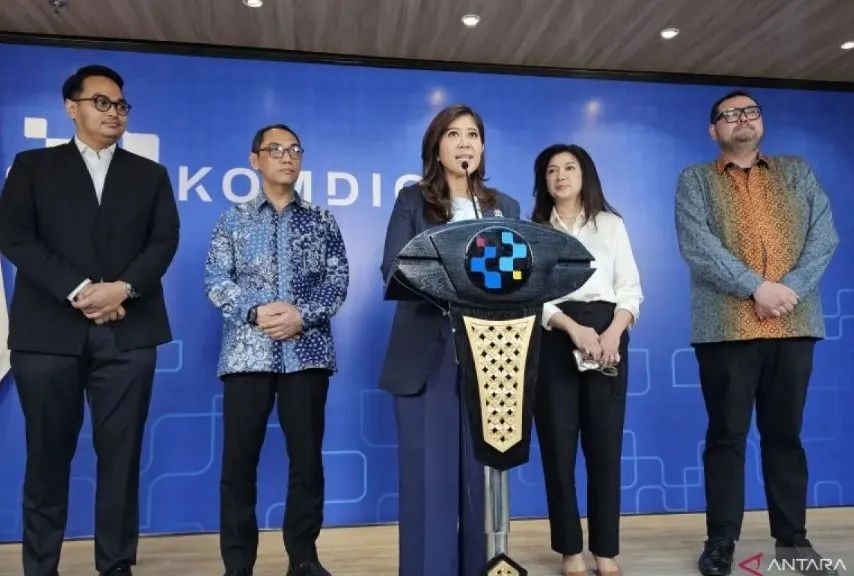 Bộ trưởng Truyền thông và các vấn đề về kỹ thuật số Indonesia Meutya Hafid tại buổi họp báo ở thủ đô Jakarta, Indonesia ngày 28-4. Ảnh: ANTARA