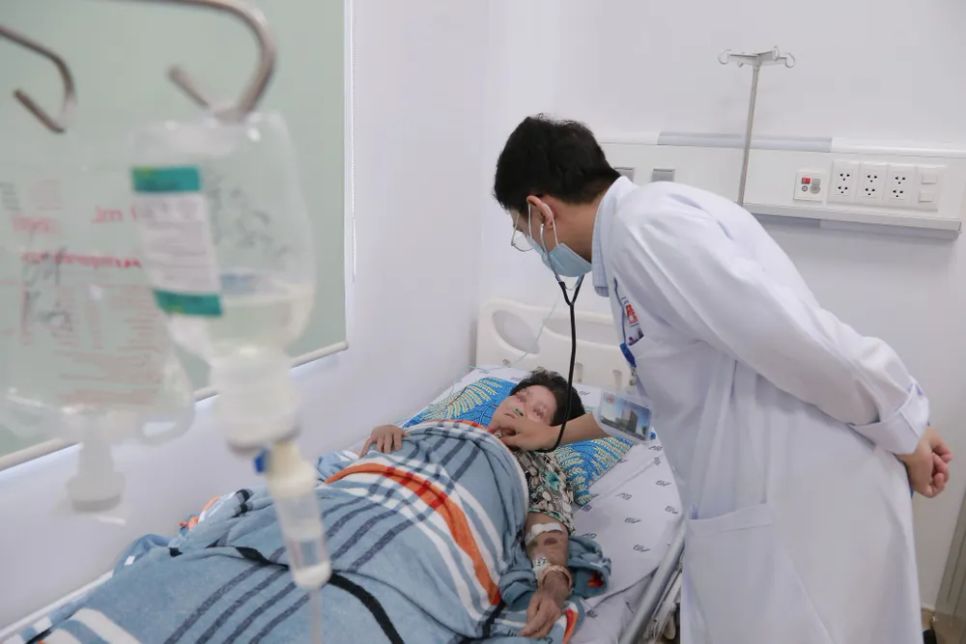 Người phụ nữ ở TPHCM suýt mất mạng vì mèo cắn