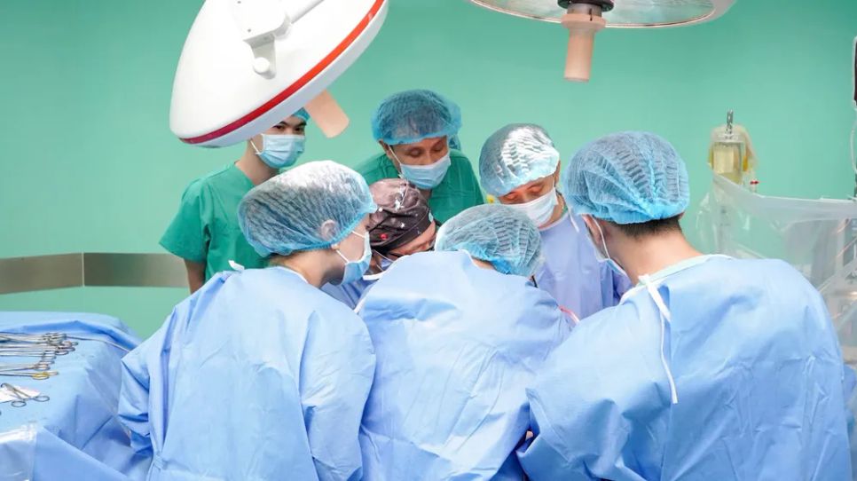 Các bác sĩ Bệnh viện Trung ương Huế lấy tạng từ người chết não hiến tặng để ghép cho 6 bệnh nhân