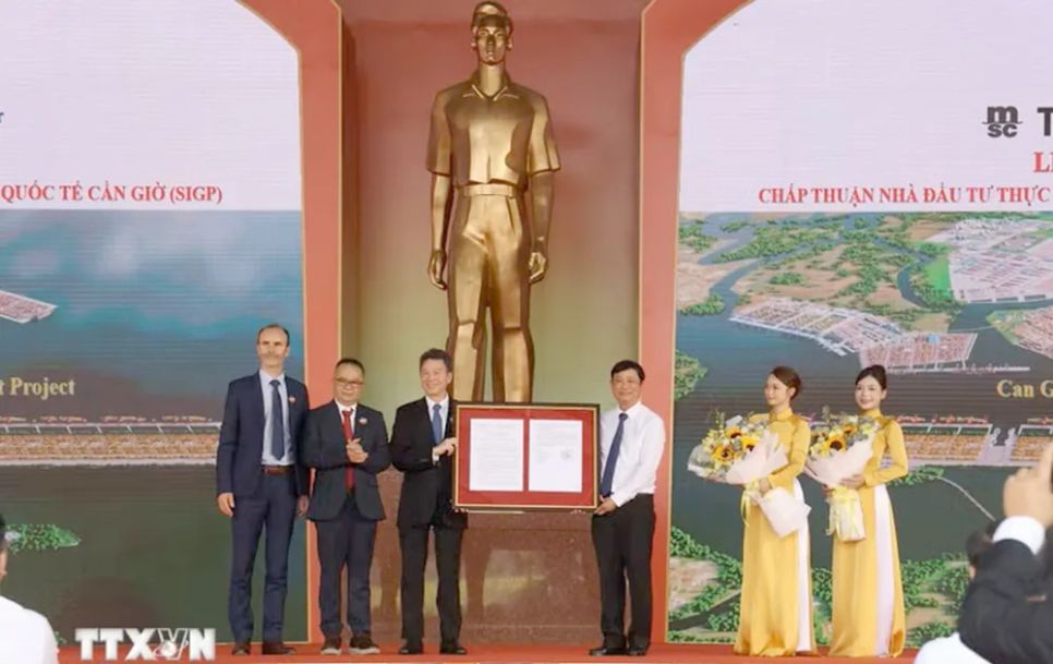 Đại diện lãnh đạo UBND TPHCM trao quyết định chấp thuận đầu tư dự án Cảng trung chuyển quốc tế Cần Giờ cho Liên danh nhà đầu tư. (Ảnh: Hồng Đạt/TTXVN)