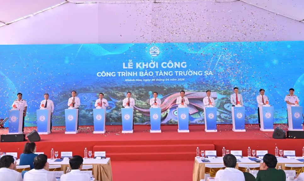 Các đại biểu thực hiện nghi thức khởi công xây dựng Bảo tàng Trường Sa