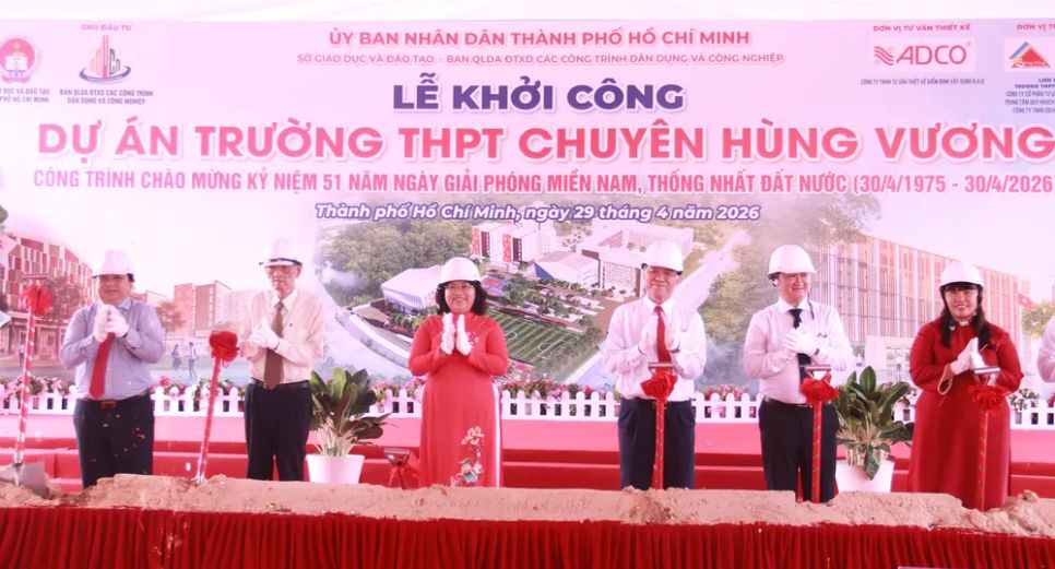 Đại biểu thực hiện nghi thức động thổ công trình