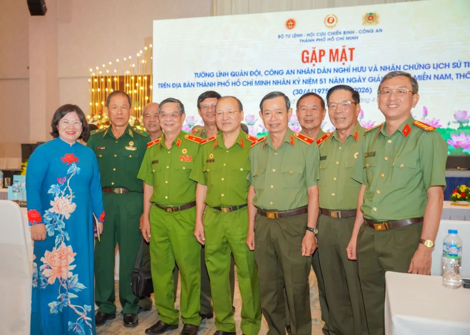 Các đại biểu chụp hình lưu niệm tại chương trình