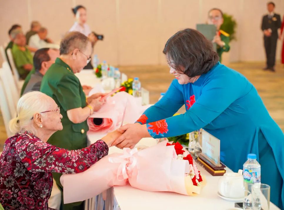 Phó Bí thư Thành ủy TPHCM Văn Thị Bạch Tuyết thăm hỏi Mẹ Việt Nam Anh hùng Võ Thị Tuội