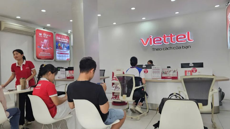 Người dân thực hiện xác thực thông tin thuê bao tại cửa hàng giao dịch mạng Viettel, ngày 15-4 tại Hà Nội. Ảnh: TIẾN CƯỜNG