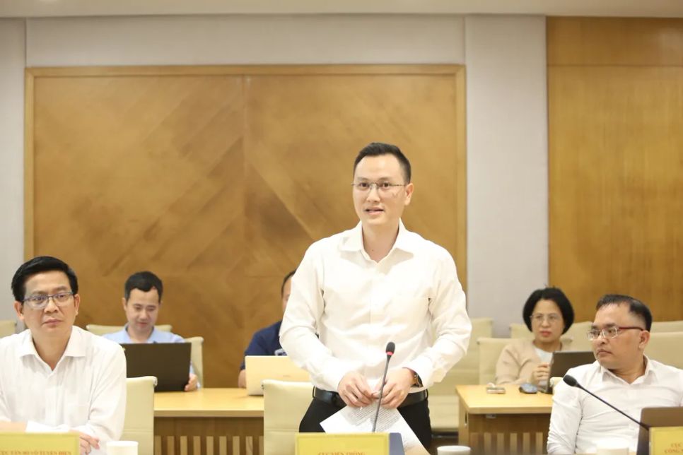 Ông Nguyễn Anh Cương trao đổi về vấn đề xác thực thông tin thuê bao di động tại cuộc họp báo. Ảnh: MST