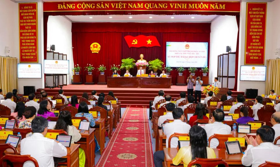 Đại biểu HĐND TP Cần Thơ biểu quyết thông qua nghị quyết