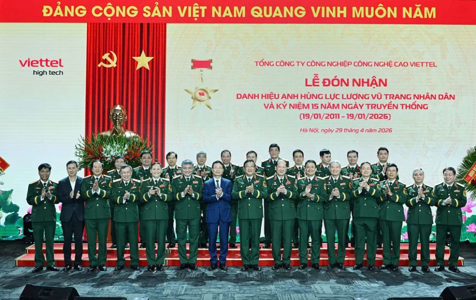 Lãnh đạo Bộ Quốc phòng, Tập đoàn Viettel, VHT cùng các đại biểu chụp ảnh lưu niệm tại buổi lễ. Ảnh: VTM