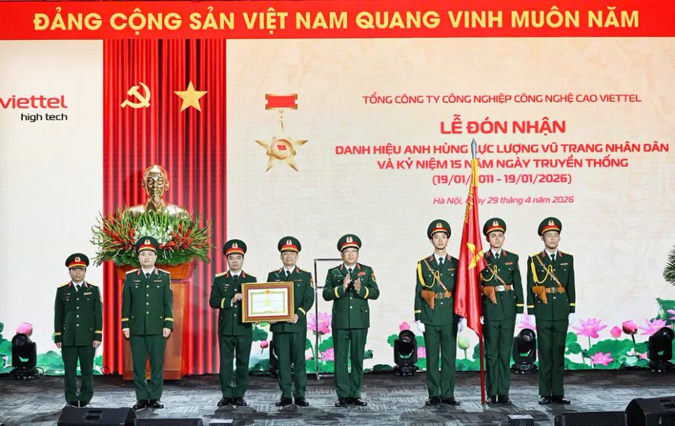 Thượng tướng Phạm Hoài Nam trao tặng danh hiệu Anh hùng Lực lượng vũ trang nhân dân cho lãnh đạo VHT tại buổi lễ. Ảnh: VHT