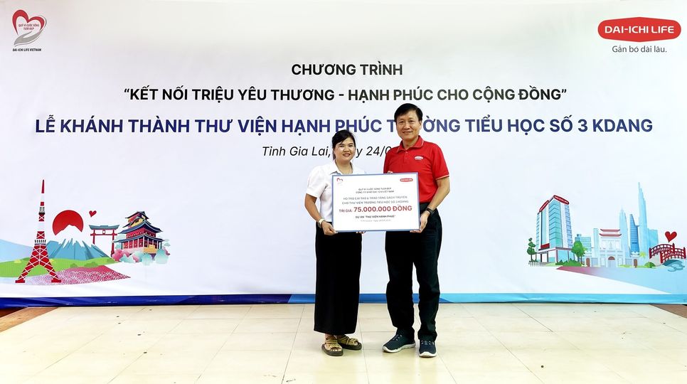 Ông Trần Đình Quân - Chủ tịch Hội đồng Thành viên Dai-ichi Life Việt Nam, kiêm Chủ tịch quỹ “Vì cuộc sống tươi đẹp” trao biểu trưng tài trợ cho cô Lê Thị Hương Lan - Hiệu trưởng Trường tiểu học Số 3 KDang, xã KDang, tỉnh Gia Lai