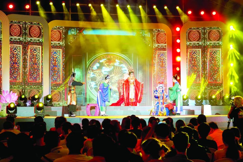 Nghệ thuật sân khấu cải lương truyền thống vẫn tạo được sức hút và sự quan tâm theo dõi của đông đảo khán giả trẻ (ẢNH: THÚY BÌNH)